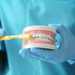 Wszechstronne leczenie dentystyczne – znajdź drogę do zdrowej i pięknego uśmiechów.